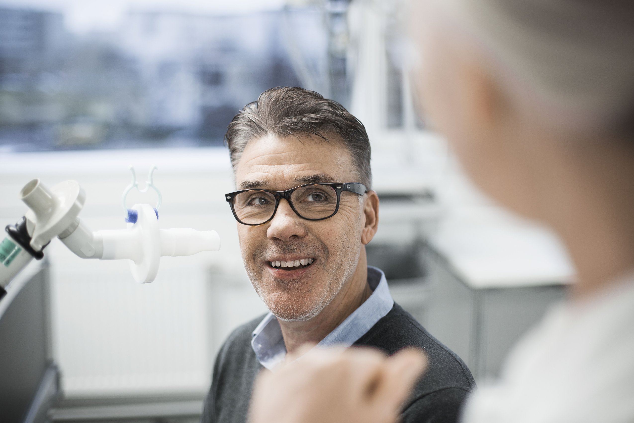 COPD-Patient in der Behandlung COPD-Patient erhält eine gesamt-gesundheitliche Betrachtung
