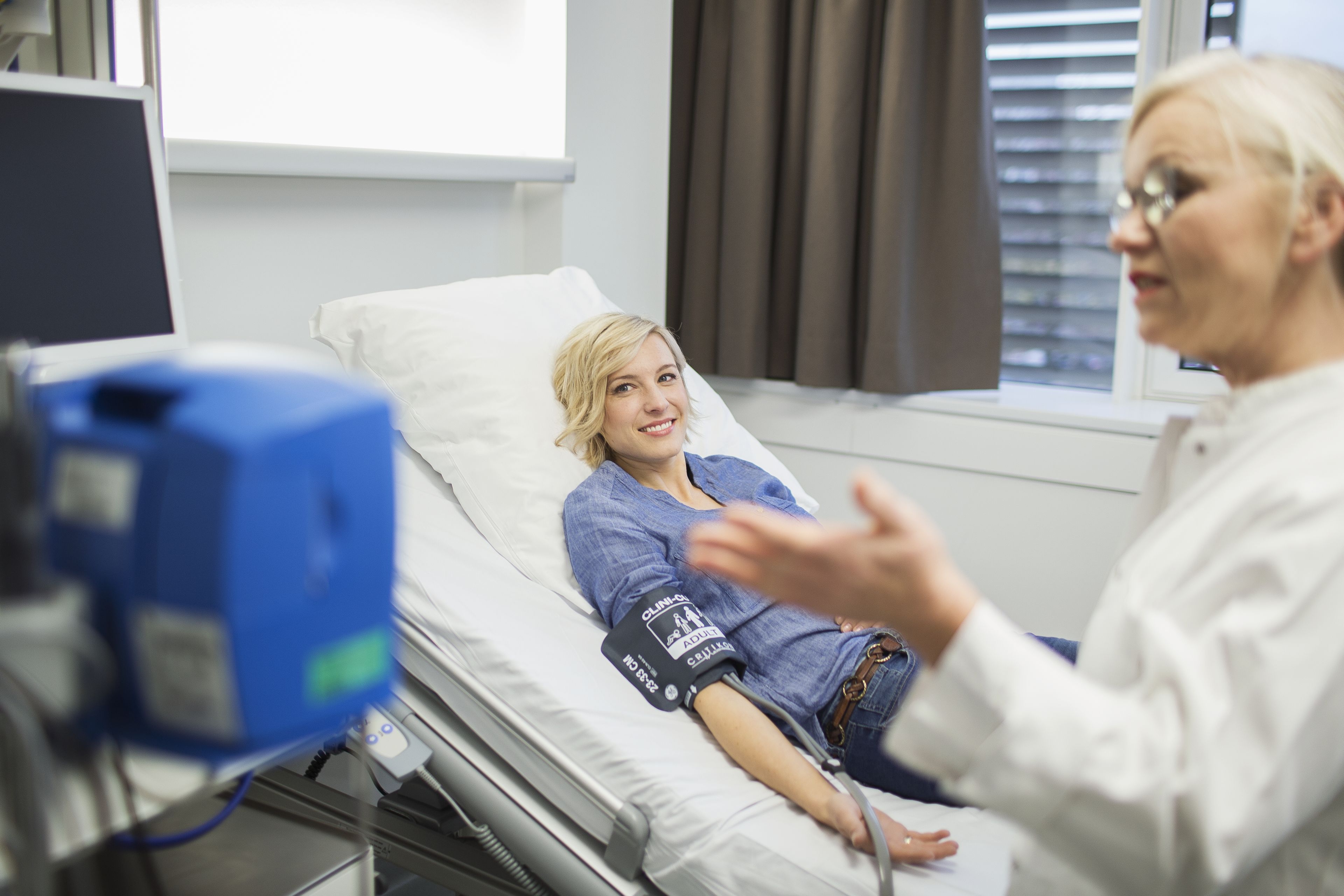 Probandin bekommt eine Blutdruckmessung